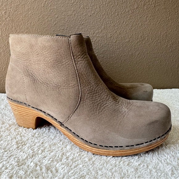 Dansko Maria Nubuc Booties boots suede tan EUC - Picture 2 of 11